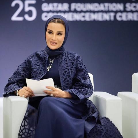 الشيخة موزا بمعطف أورغنزا كحلي بقصة هندسية من تصميم وضحة