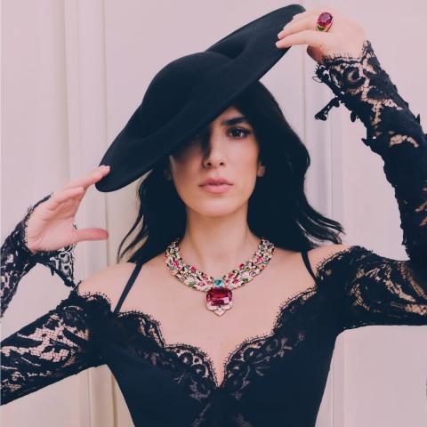 كارمن بصيبص باطلالات بصيحات متنوعة من كارولينا هيريرا الى لويفي وغيرها...