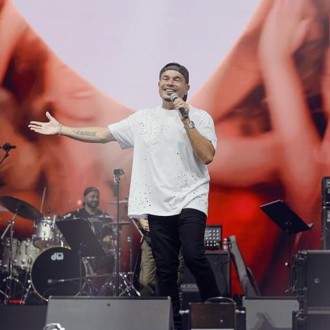 عمرو دياب من حفلة الكويت - Arena Kuwait