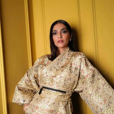 الأناقة اليابانية بلمسة فرنسية: سونام كابور تخطف الأنظار بإطلالة من ديور