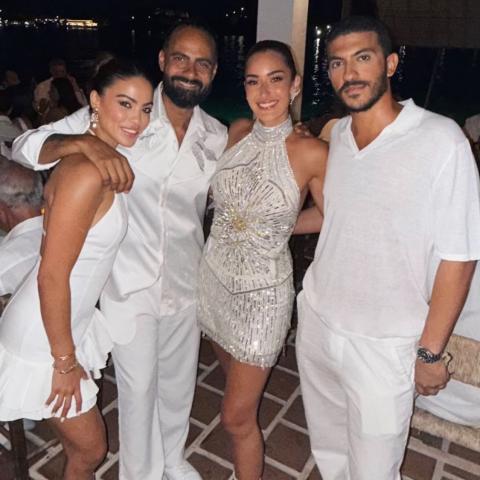 أمينة خليل وزوجها أحمد زعتر مع الأصدقاء