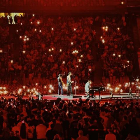 كايروكي يوجّهون رسالة لأهل غزة في افتتاح حفلهم بالقاهرة