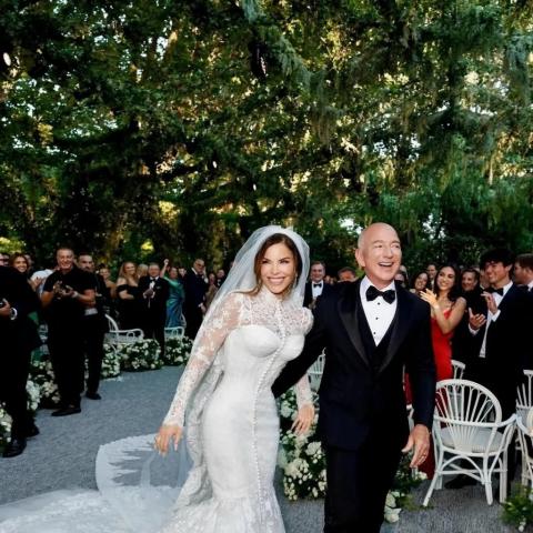 لورين سانشيز بفستان دولتشي أند غابانا وهذه اطلالات الملكة رانيا وكيم كاردشيان وغيرهن