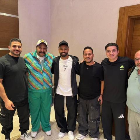 محمد صلاح يلتقي بفريق عمل مسرحية مكسرة الدنيا