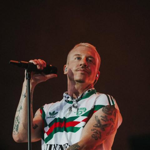 اقتحام عنيف لمنزل ماكليمور في سياتل أثناء نوم أطفاله الثلاثة