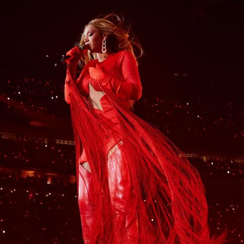 بيونسيه تواجه لحظات مرعبة بعد خلل مفاجئ في سيارتها المعلقة في الهواء