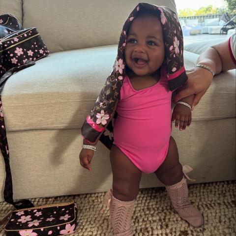 كاردي بي تُظهر ملامح ابنتها &quot;بلوسوم&quot; للمرة الأولى