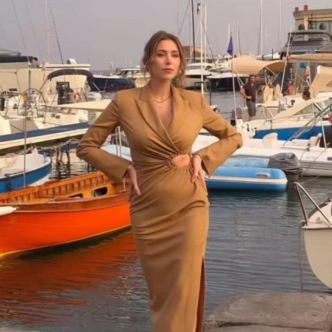 دانييلا رحمة في نابولي بفستان من ماكس مارا بلون محايد