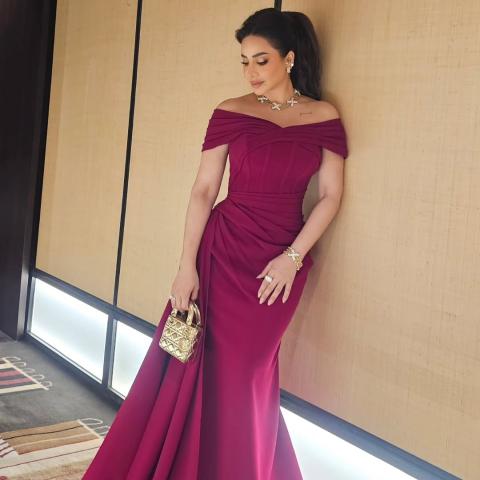 لجين عمران بفستان أحمر مكشوف الأكتاف ومجوهرات بارزة