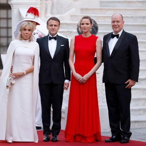 إطلالات الأميرة شارلين وبريجيت ماكرون في موناكو