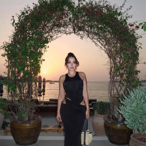 هيا مرعشلي بفستان باللون الأسود بتفاصيل مفتوحة