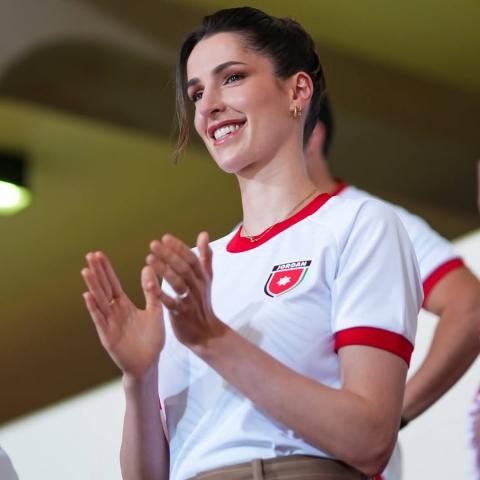 الأميرة رجوة في مباراة الأردن وعُمان: مزج أنيق بين الكلاسيكي والعصري