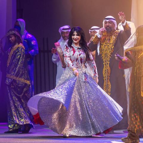 هدى حسين تخطف الأنظار بأدائها في مسرحية الطقاقة نورة عرس الجن