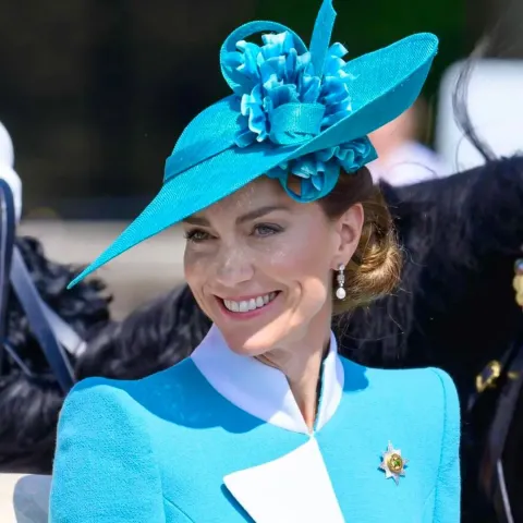 كيت ميدلتون تتألق بفستان أكوامارين وأقراط الملكة إليزابيث