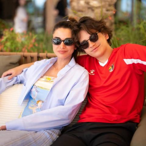 الملكة رانيا باطلالة بألوان هادئة وأسلوب بعيد عن الكلاسيكة