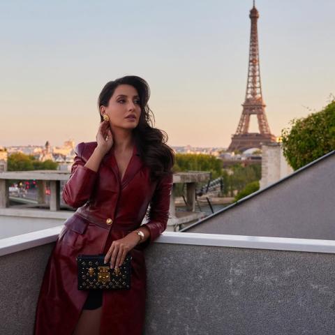 نورا فتحي بمعطف جلدي أحمر وحقيبة لويس فيتون