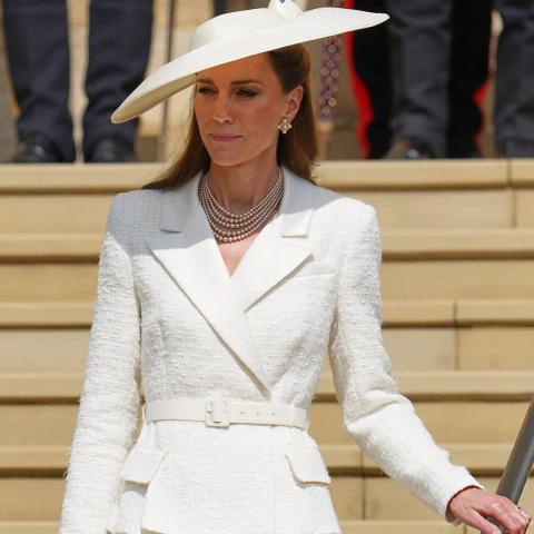 كيت ميدلتون تختار فستان أبيض بالثنيات والدانتيل ومجوهرات من اللؤلؤ