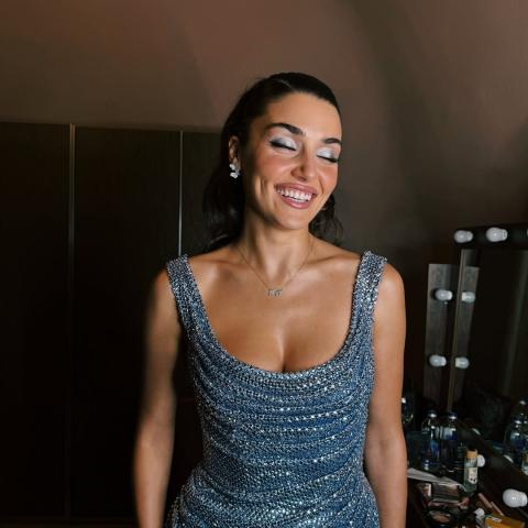 الفستان الفضي البراق يميز اطلالة هاندا أرتشيل