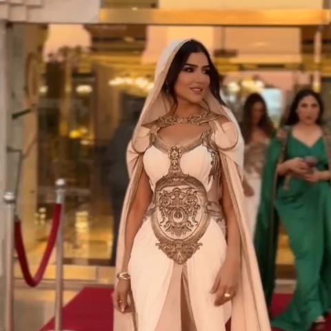 مي عمر تتألق بإطلالة تراثية بتفاصيل يدوية في قرطاج