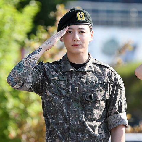 اقتحام مفاجئ لمنزل جونغكوك في يوم تسريحه من الخدمة العسكرية