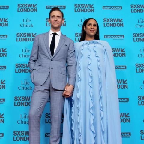 زاوي أشتون تفاجئ الجمهور بحملها الثاني من توم هيدلستون