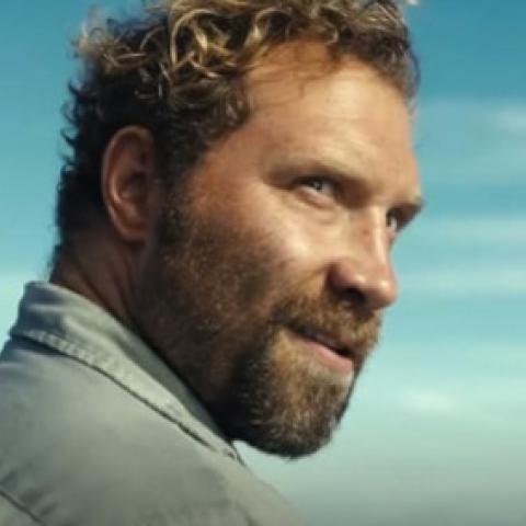 جاي كورتني  بطل فيلم Dangerous Animals - صورة معدلة