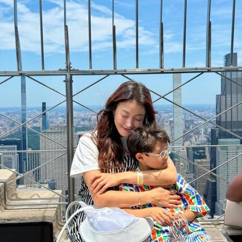 لي سي يونغ تكشف عن حملها الثاني عبر التلقيح الصناعي