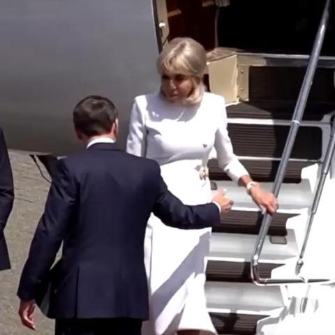 مجددًا.. بريجيت ماكرون تتجاهل يد إيمانويل ماكرون