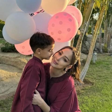 بسمة بوسيل و ابنها آدم - صورة من السوشيال