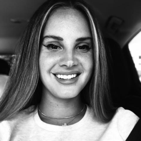 لانا ديل راي تدعو للسلام وتُعزّي ضحايا فيضانات تكساس و غزة