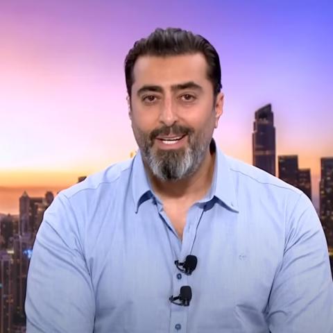 باسم ياخور يُقرّ بخطئه ويعتذر للسوريين على الهواء