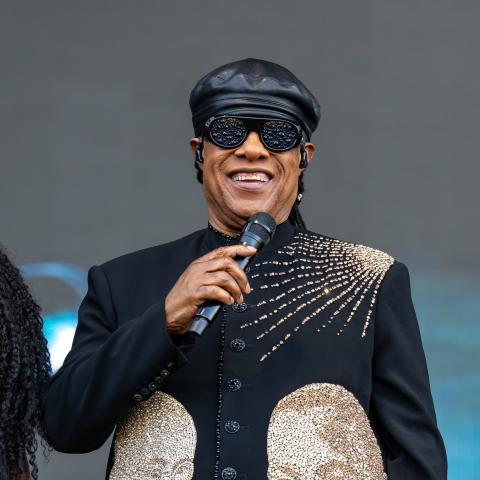 ستيفي وندر يردّ على شائعة فقدان البصر: &quot;لقد كنت أرى بنور الحقيقة&quot;