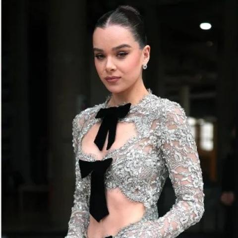 هايلي ستاينفيلد بأسلوب هوليوود الكلاسيكي بفستان تمارا رالف وحذاء ديور