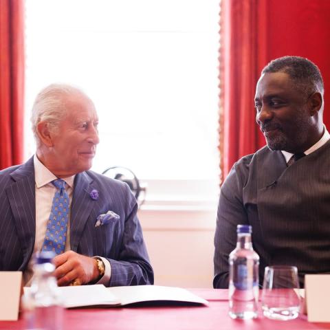 الملك تشارلز يتعاون مع إدريس إلبا في مواجهة جرائم الطعن