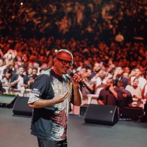 عمرو دياب كامل العدد بحفل جدة ويغني ألبومه ابتدينا لأول مرة