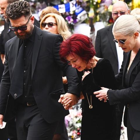 عشرات الآلاف يودّعون أوزي أوزبورن في جنازته ببرمنغهام