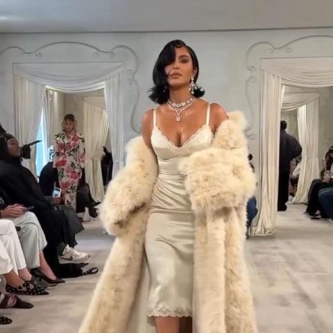 هل كيم كارداشيان هي إليزابيث تايلور العصر الحديث؟