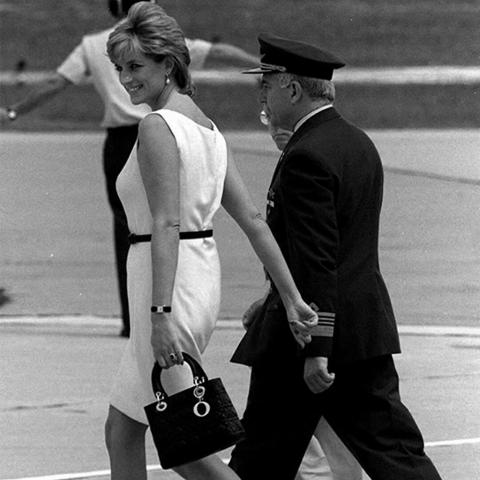 حقيبة &quot;ليدي ديور&quot;: من هدية للأميرة ديانا إلى رمز خالد للأناقة