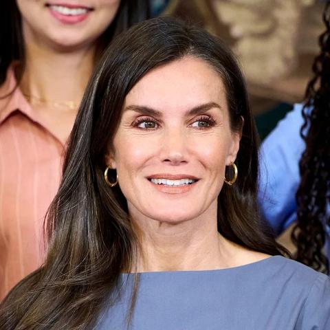 الملكة ليتيزيا بفستان &quot;أدولفو دومينغيز&quot; في ظهور ملكي جديد