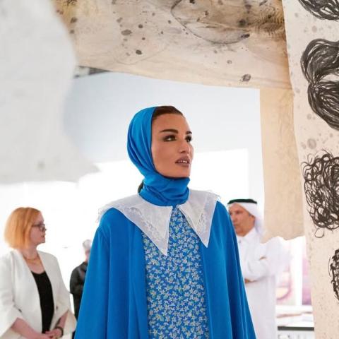 الشيخة موزا تتألق بعباية زرقاء وفستان مزهر