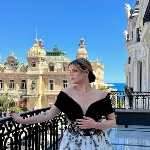 كاميليا غوتليب تكرّم جدّتها غريس كيلي بإطلالة سينمائية خالدة في موناكو