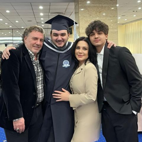 سلاف فواخرجي ووائل رمضان يحتفلان بتخرج ابنهما حمزة في موسكو