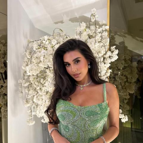 ياسمين صبري بفستان أخضر مطرز بالورود