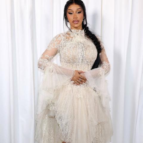 كاردي بي في عرض محمد آشي وهذه تفاصيل المجموعة