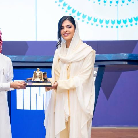 إطلالة أميرة الطويل بتصميم مخصص من Abadia بأسلوب ناعم