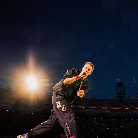 كريس مارتن يحذّر جمهوره في أول حفل بعد فضيحة آندي بايرون