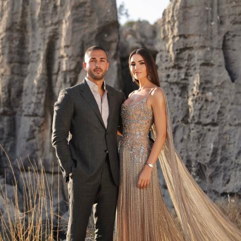 زين قطامي في اللوك الأول لحفل زفافها: فستان ذهبي مزين بالكريستال