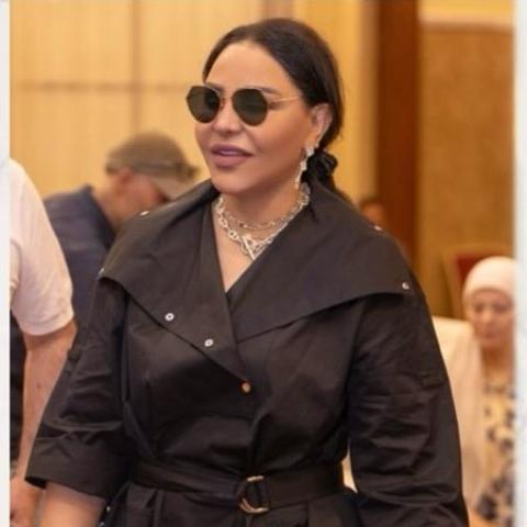 أحلام بإطلالة أنيقة وعصرية بفستان أسود من هيرميس