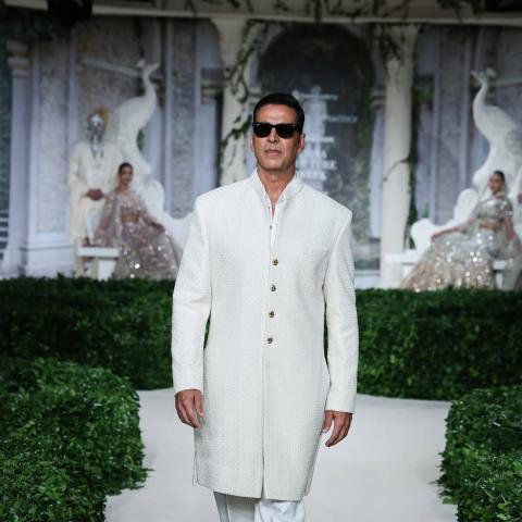 أكشاي كومار بإطلالة ملفتة بعد 12 عامًا على منصة فالغوني وشين بيكوك