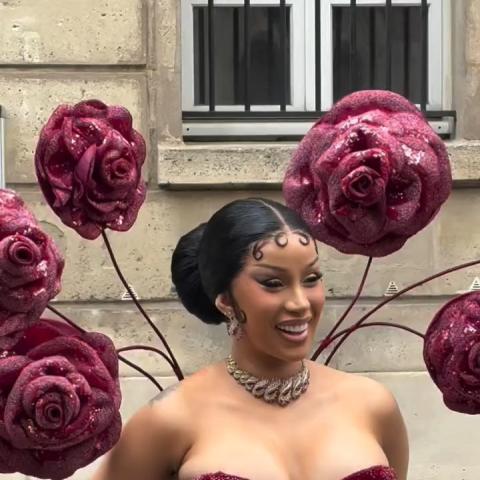 كاردي بي بإطلالة من الورود غريبة خلال عرض راهول ميشرا في أسبوع الموضة بباريس